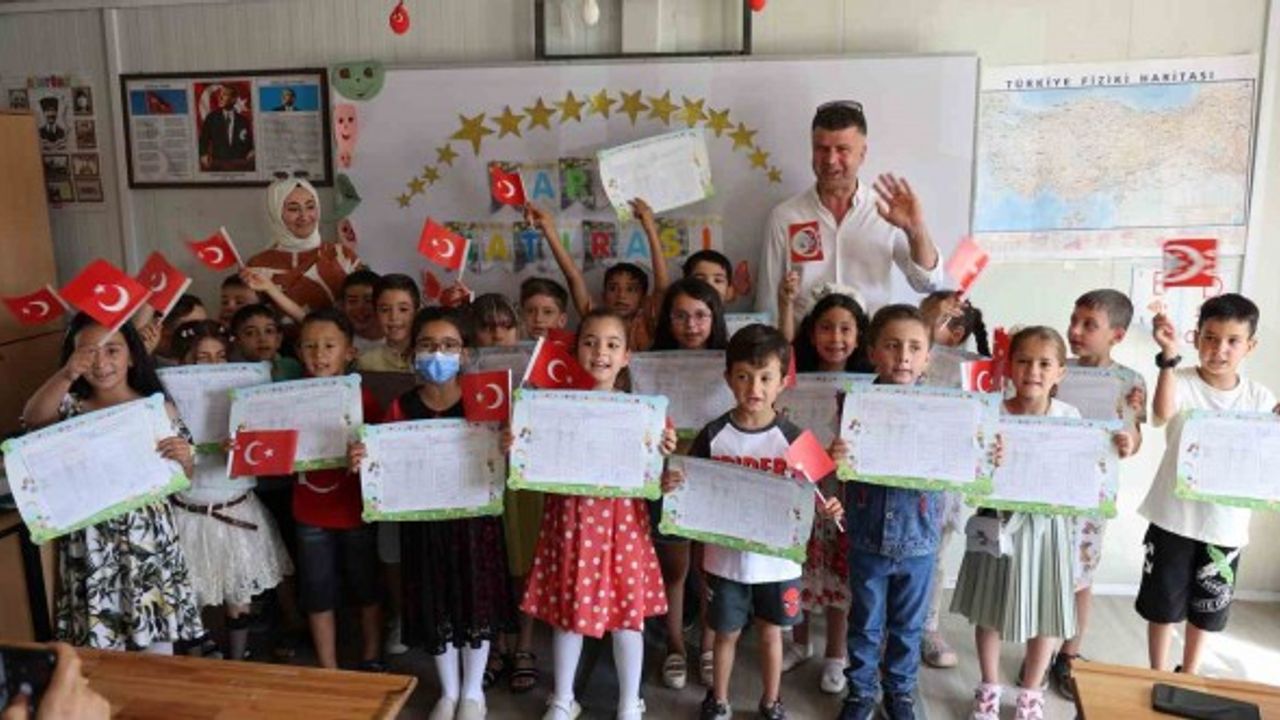 Kahramanmaraş'ta Depremzede Çocuklar Karne Heyecanı Yaşadı