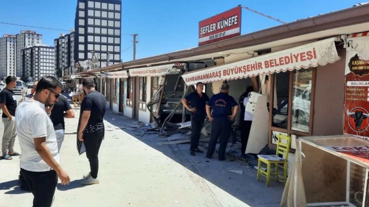 Kahramanmaraş'ta Lastiği Patlayan Otomobil 3 İş Yerine Girdi