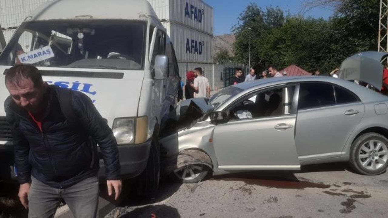 Kahramanmaraş Türkoğlu’nda Minibüs ile Otomobil Çarpıştı: 8 Yaralı