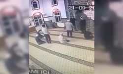 Camiye ayakkabısıyla girip imamın yanına gitti, camiden kaçarak çıktı