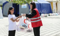 Türk Kızılay Kahramanmaraş'ta depremzede çocuklara kırtasiye seti dağıttı