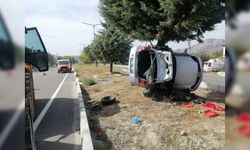 Burdur'da kontrolden çıkan otomobil refüjdeki ağaca saplandı: 2 ölü
