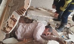 Canını hiçe sayarak ağır hasarlı binaya giren şahsın üzerine duvar çöktü