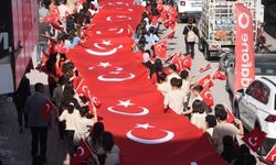 Osmaniye’de 29 Ekim Cumhuriyet Bayramı etkinlikleri 100 metrelik bayrak yürüyüşüyle başladı