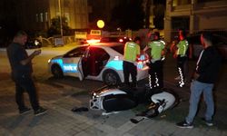 Sağlık ekiplerini bekleyen yaralı sürücü sigara içmeyi de ihmal etmedi