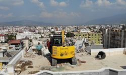 Yıkım için 11 katlı binanın üzerine 10 tonluk iş makinesi çıkarıldı