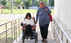 Engelli kızını her gün üniversiteye götürüp sınıf kapısında bekliyor