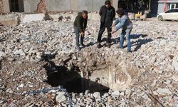 Enkazı kaldırılan binanın yerinde 10 metre derinliğinde obruk oluştu