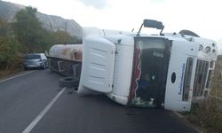 Isparta’da asfalt malzemesi yüklü tır devrildi