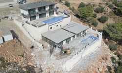Kaş’ta kaçak yapılan yüzme havuzlu binalar ekipler tarafından yıkıldı