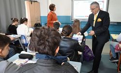 Kemer'de, öğrencilere ücretsiz LGS soru bankası dağıtıldı
