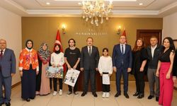 Ödül alan öğrenciler mutluluğunu Vali Pehlivan ile paylaştı