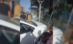 Otomobil öğrencilerin bulunduğu otobüs durağına daldı