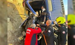 Tırda sıkışan sürücüyü itfaiye kurtardı