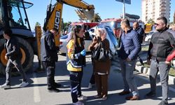 Yan yatan otomobilde sıkışan yaşlı kadın kurtarıldı, kızı annesini sayıkladı