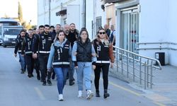 Adana’da belediyeye yapılan rüşvet operasyonun yakalananlar sağlık kontrolünden geçirildi