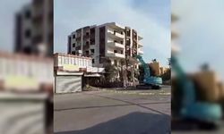 İş makinesinin dokunuşuyla 5 katlı bina yerle bir oldu