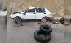 Takla atan otomobilde sürücü burnu bile kanamadan kurtuldu