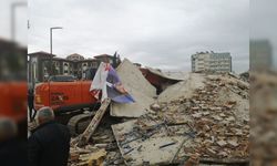 5 katlı bina tek dokunuşta çöktü, kepçe operatörü yaralandı