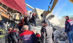 Kahramanmaraş’ta Yıkım Sırasında Bina Çöktü, Operatör Enkazın Altında Kaldı