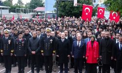Mersin'de şehitler okullarda anıldı, bayrak gençlere teslim edildi