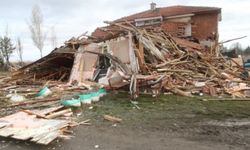Sinirlenen Müşteri İş Makinesiyle Restoranı Yıktı