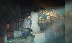 Elektrik kontağında çıkan yangında 3 ev kullanılamaz hale geldi