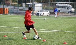 Kahramanmaraş Ebrar Sitesi'nde Ailesini Kaybeden Genç Futbolcu, Futbolla Yaşama Tutunuyor