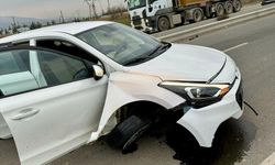 Kahramanmaraş'ta Otomobil Refüje Çarptı: 3 Yaralı!