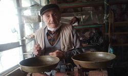 Kahramanmaraş'ta 90 Yaşındaki Zekeriya Amca 50 Yıllık Eski Tip Terazisinden Vazgeçmiyor