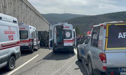 Tır Otomobilin Üzerine Devrildi: 4 Ölü, 2'si Polis 3 Yaralı!