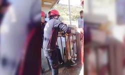 Kahramanmaraş'ta Ayağı Korkuluk Demirine Saplanan Köpeği İtfaiye Kurtardı
