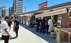 Kahramanmaraş'ta Lastiği Patlayan Otomobil 3 İş Yerine Girdi