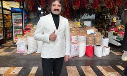 Kahramanmaraşlı Esnaf Ferdi Tayfur Tarzıyla Dikkat Çekiyor