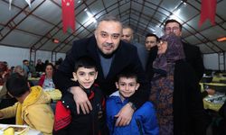 Başkan Toptaş, ilk iftarını depremzede vatandaşlarla açtı