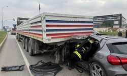 Kahramanmaraş'ta Otomobil Tıra Saplandı