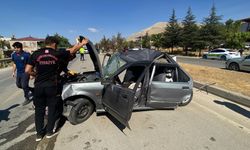 Kahramanmaraş Ebistan'da Tır Otomobile Çarptı: 2 Yaralı