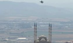 Kahramanmaraş’ta savaş uçakları Türk Bayrağı için havalandı