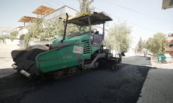 Dulkadiroğlu’nda okul yolları sıcak asfaltla yenileniyor