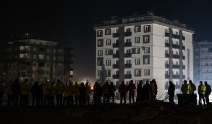 Kahramanmaraş'ta enkaz başında yakınlarından haber beklediler!
