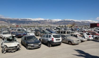 Kahramanmaraş'ta hasarlı araçlar otoparka götürüldü!