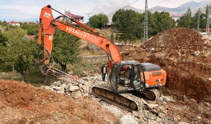 Göksun’da deprem hasarlı köprünün yerine yenisi yapılıyor