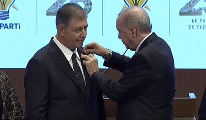 Cemil Tugay’ın AK Parti rozeti Erdoğan’dan