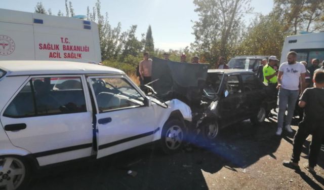 Kahramanmaraş’ta Kaza: 2 Otomobil Kafa Kafaya Çarpıştı