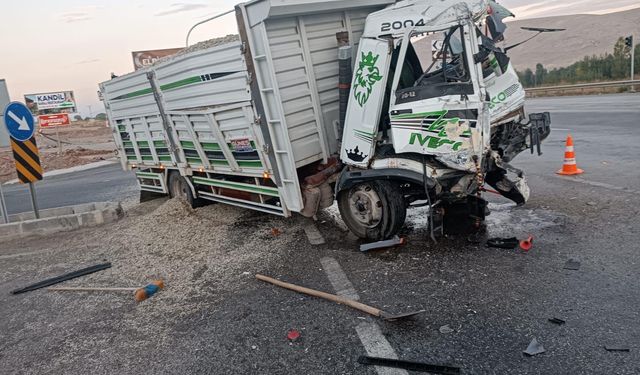 Kahramanmaraş’ta 2 Kamyonet Çarpıştı: 2 Kişi Yaralandı