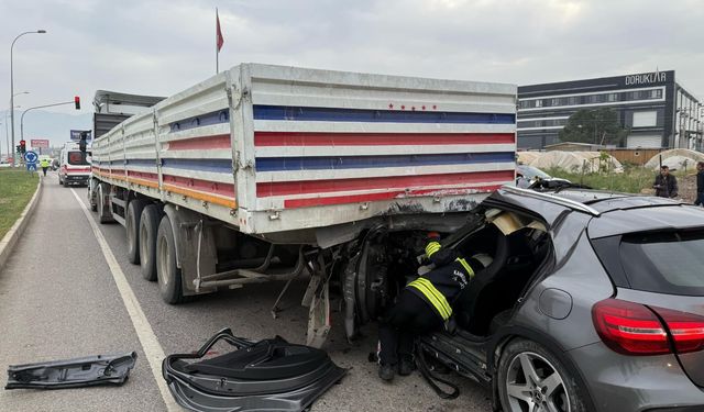 Kahramanmaraş'ta Otomobil Tıra Saplandı