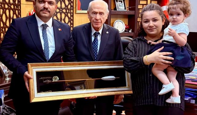 MHP Liderine Anlamlı Hediye: Abdullah Alagöz Ve Ailesinden