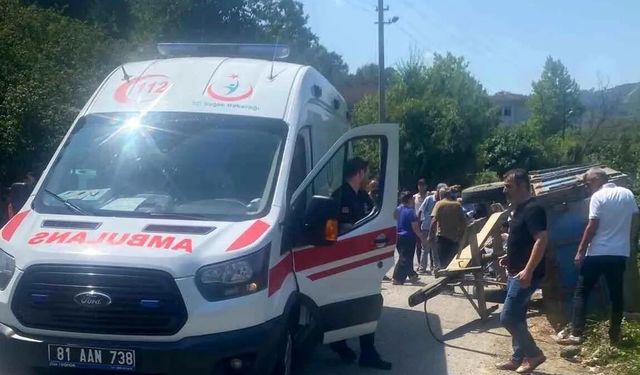 Düzce'de Fındık İşçilerini Taşıyan Traktör Devrildi