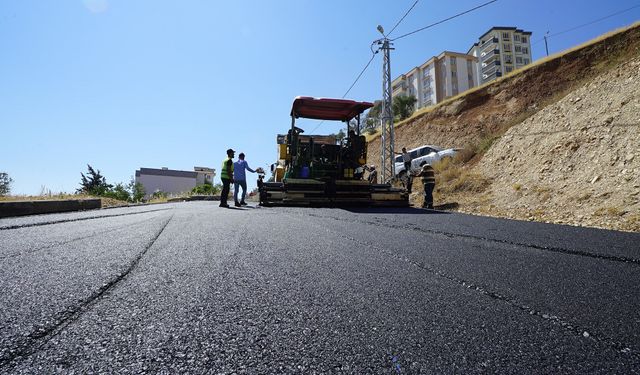 Büyükşehir, Dulkadiroğlu Aslanbey'de Asfalt Mesaisini Durmaksızın Sürdürüyor