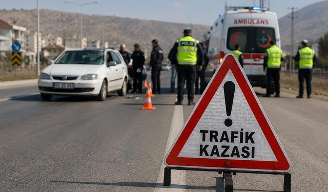 Kahramanmaraş'ta Elektrikli Araç Park Halindeki Otomobile Çarptı: 2 Yaralı